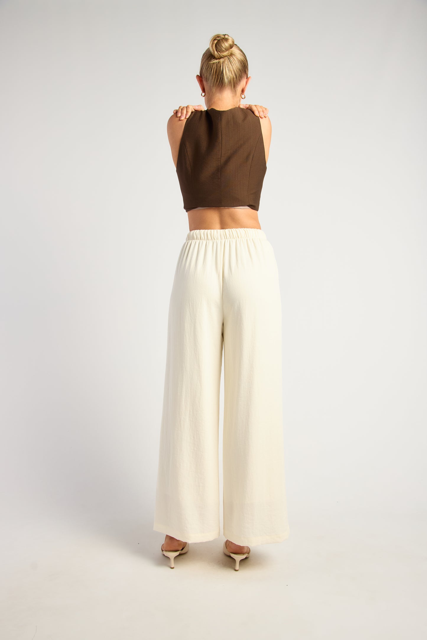 Textured pants with bead toggle